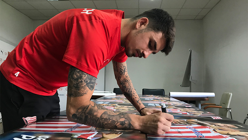 Masz bilet na mecz z Pogonią? Odbierz derbowy plakat z autografem Sergiu!