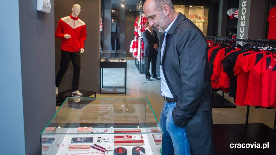 Wciąż szukasz pomysłu na prezent? Duże rabaty świąteczne w Oficjalnym Sklepie Cracovii!