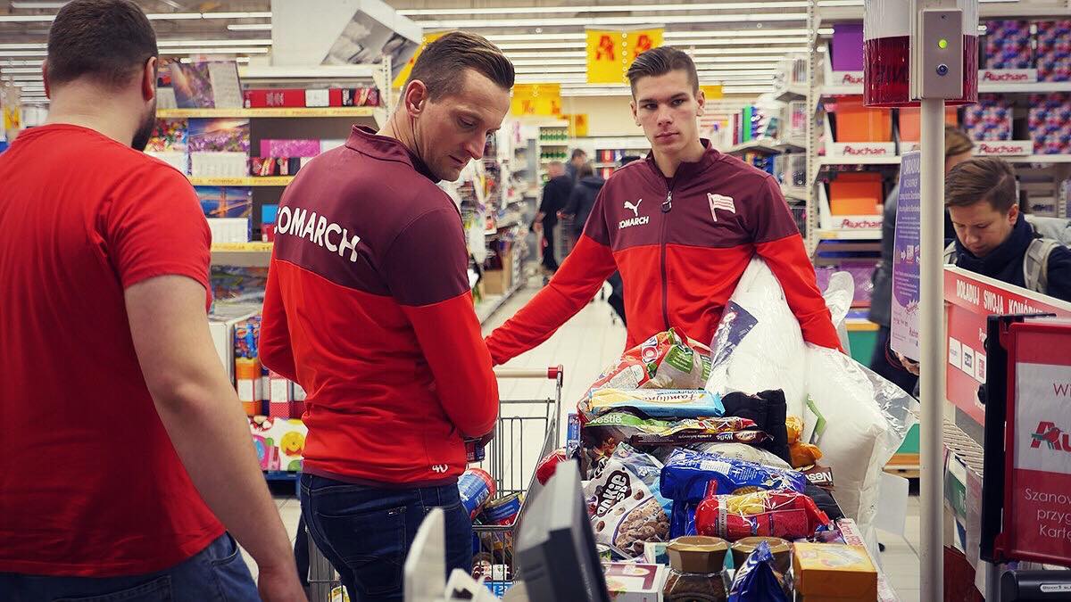 Piłkarze i hokeiści Pasów wsparli "Szlachetną Paczkę"