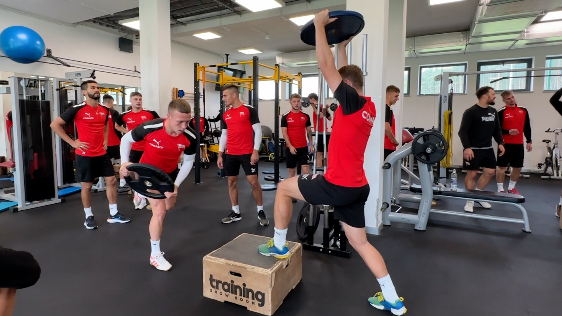 Trening w siłowni i inne atrakcje [VIDEO]