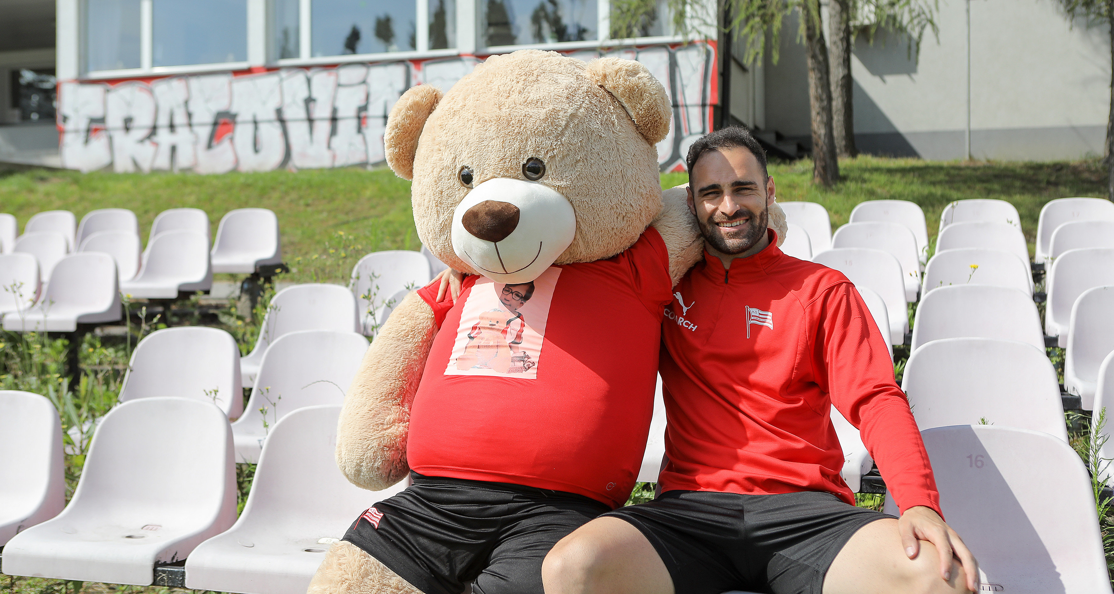 Teddy odwiedza trening Cracovii [VIDEO]