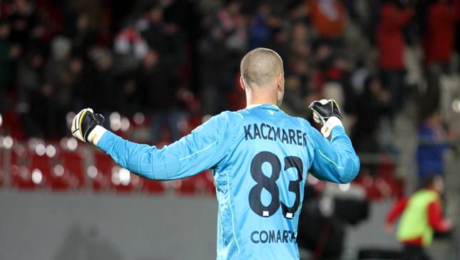 Wojciech Kaczmarek cieszący się z bramki na 1:0