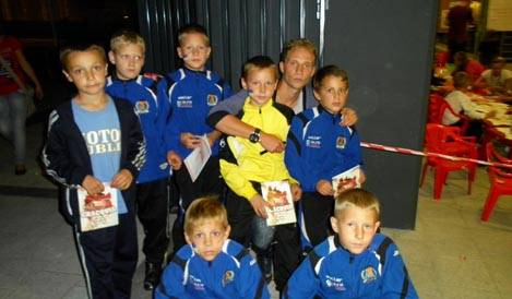 Alex Suvorov oblegany przez dzieci