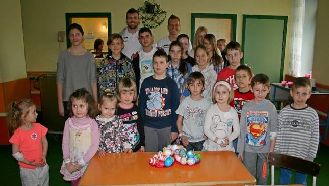 Kolorowo w szpitalu w Prokocimiu! Nasi piłkarze z wizytą u małych pacjentów [FOTO]