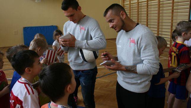 "Lekcja WF-u z Cracovią" w SP nr 130 w Krakowie