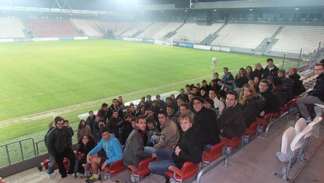 Zagraniczni studenci na stadionie (foto)