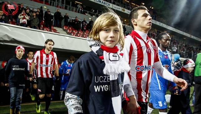 Wyjątkowa dziecięca eskorta na meczu Cracovii z Lechem [FOTO]