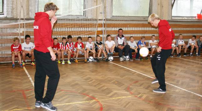"Lekcja WF-u z Cracovią" w SP nr 119 w Krakowie