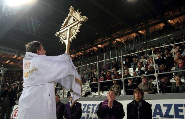 Na stadionie Cracovii ponownie tłumy wiernych