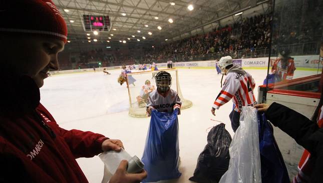 Teddy Bear Toss za nami. Setki pluszaków na tafli! [FOTO] 