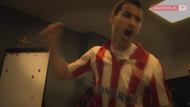 Radość piłkarzy po wygranym meczu z Termalicą (VIDEO)