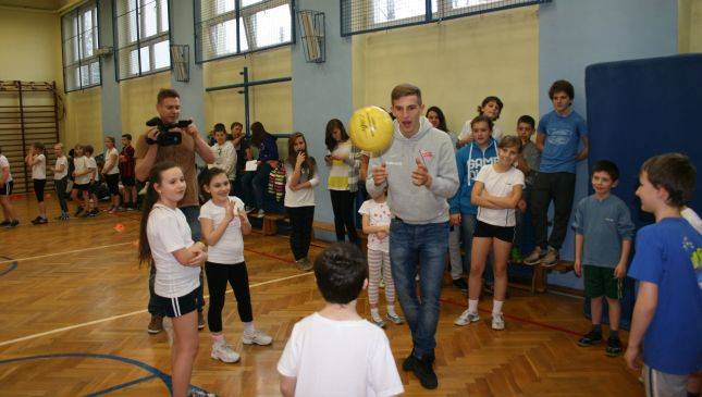 "Lekcja WF-u z Cracovią" w SP NR 43 w Krakowie [FOTO]
