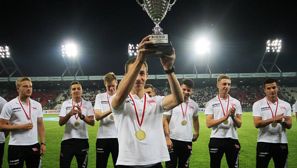 Piłkarze rezerw z medalami i pucharem 