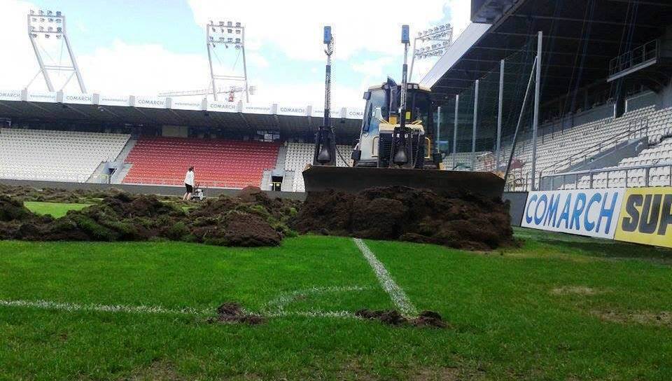 Ruszyły prace związane z wymianą murawy #NaStadionie! [FOTO]