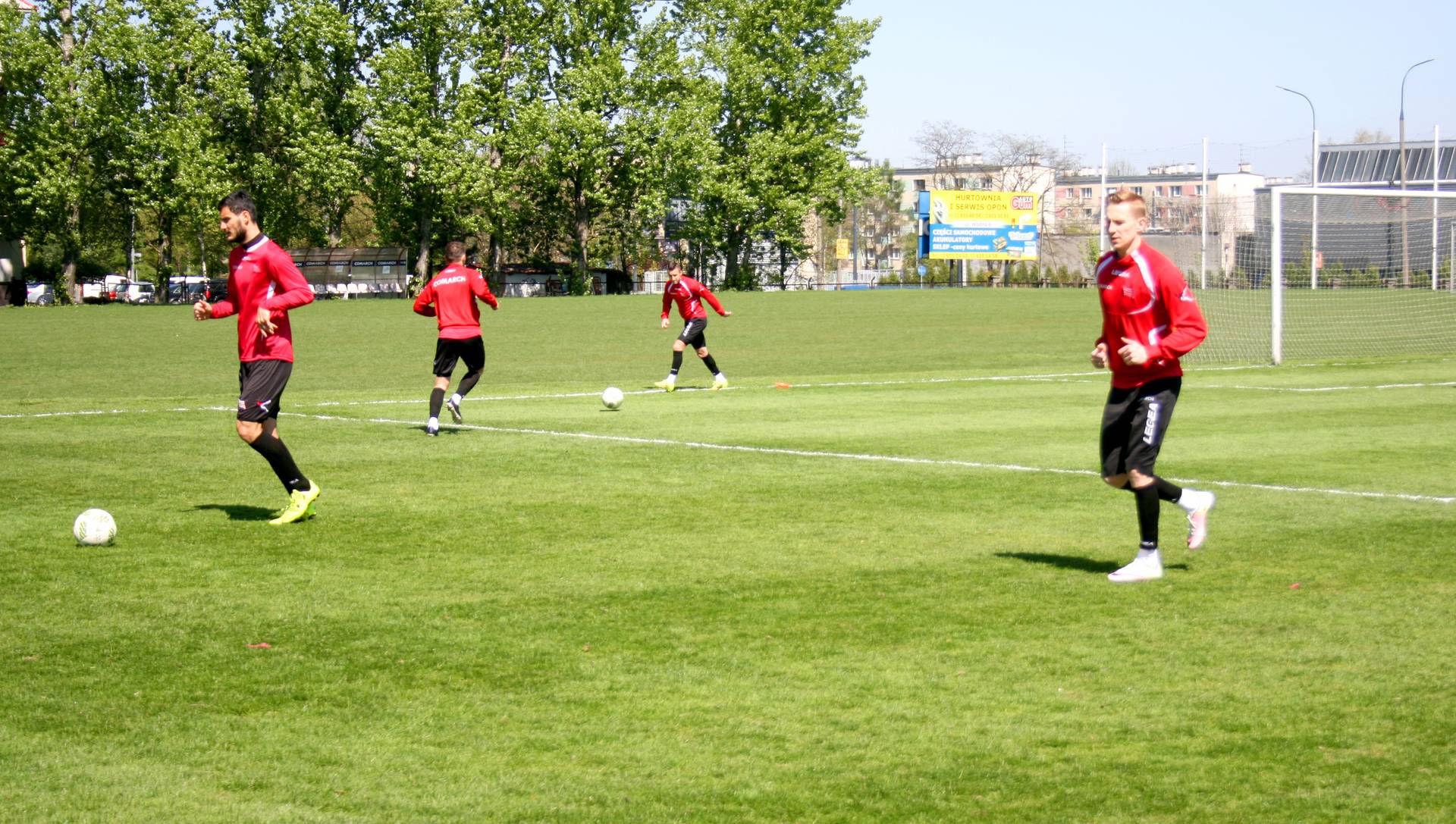 Rano trening z grami, po południu zajęcia w grupach