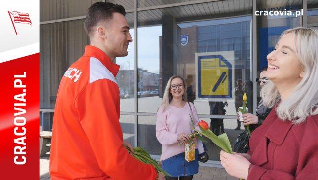 Zawodnicy Pasów wręczają kwiaty na Dzień Kobiet 
