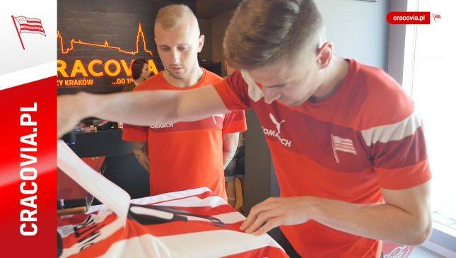 Krzysztof Piątek i Deniss Rakels szykują koszulki dla kibica