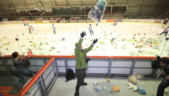 Taki właśnie był "Teddy Bear Toss" na Cracovii [FOTO] 