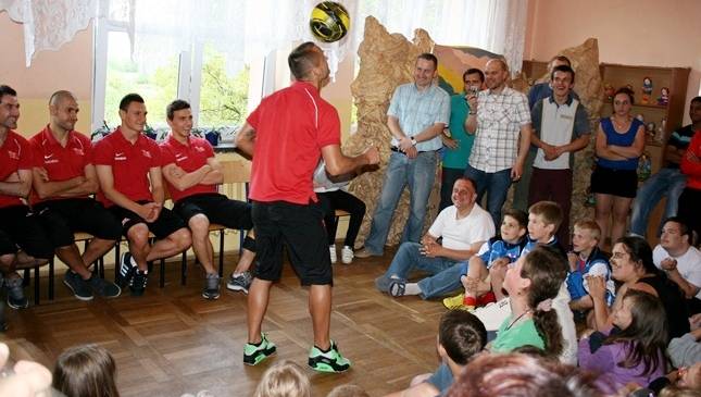 Piłkarze i trenerzy Cracovii odwiedzili dzieci w Zagorzycach (foto)